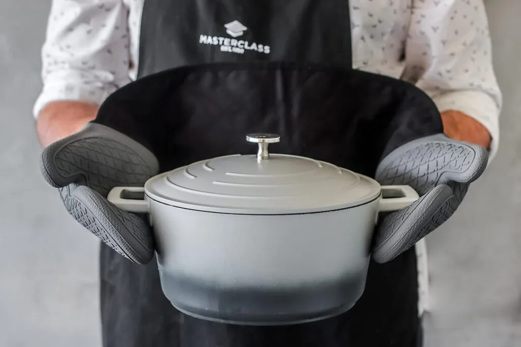 masterclass Large Casserole Dish with Lid (5L/28cm)